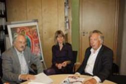 Im Bild: Der SPD-Bildungspolitiker Ernst Dieter Rossmann (rechts) im Gespr&auml;ch mit der Chefredaktion des POLITIKMAGAZINS (Holger H. L&uuml;hrig und Hilda L&uuml;hrig-Nockemann)
