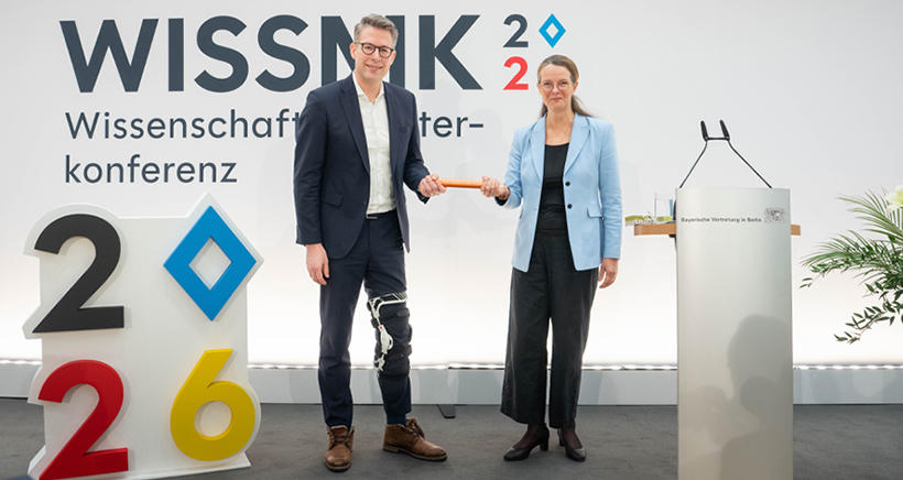 Stabübergabe in der WissenschaftsMK: Minister Blume (BY) und Ministerin Martin (MV). Bild © StMWK/Axel König