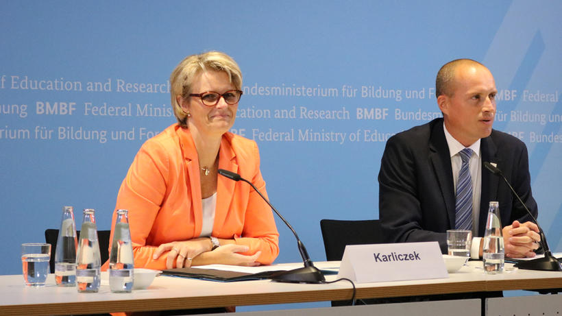 Stellte die Hightechstrategie 2025 der Bundesregierung am Mittwoch im BMBF vor: Bundesforschungsministerin Anja Karliczek (CDU). Rechts Pressesprecher Rüdiger Ruch. - Bild: zwd