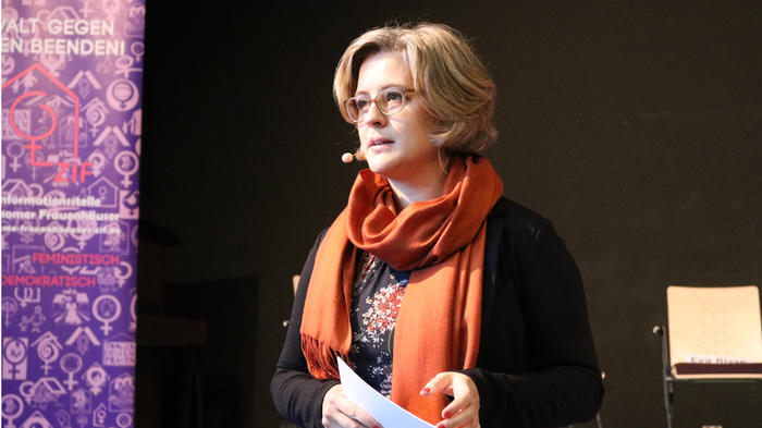 Anja Nordmann, Gesch&auml;ftsf&uuml;hrerin des Deutschen Frauenrates, moderierte die ZIF-Tagung "Von Istanbul nach Berlin". - Bild: zwd