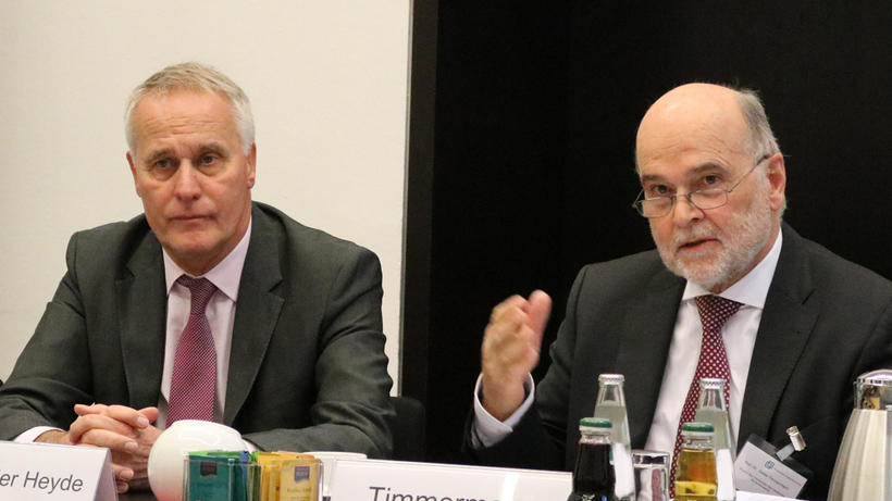 Mahnen erneut den Mangel an bezahlbarem Wohnraum für Studierende an: DSW-Generalsekretär Achim Meyer auf der Heyde (links) und DSW-Präsident Prof. Dieter Timmermann. - Bild: zwd