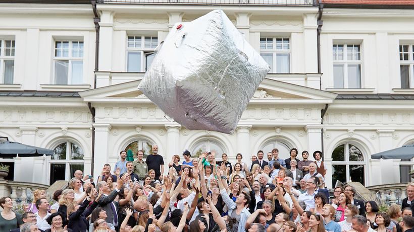  Die Preisträger*innen vor dem Schloss Genshagen - Bild: René Arnold