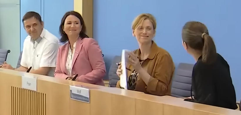Vorstellung des Kinderreports 2026 Chancengerechte Bildung (Livestream BPK) v.l.n.r.: Holger Hofmann, Anja Siegesmund, Karin Prien, Jana Wolf