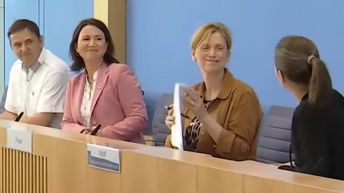 Vorstellung des Kinderreports 2026 Chancengerechte Bildung (Livestream BPK) v.l.n.r.: Holger Hofmann, Anja Siegesmund, Karin Prien, Jana Wolf