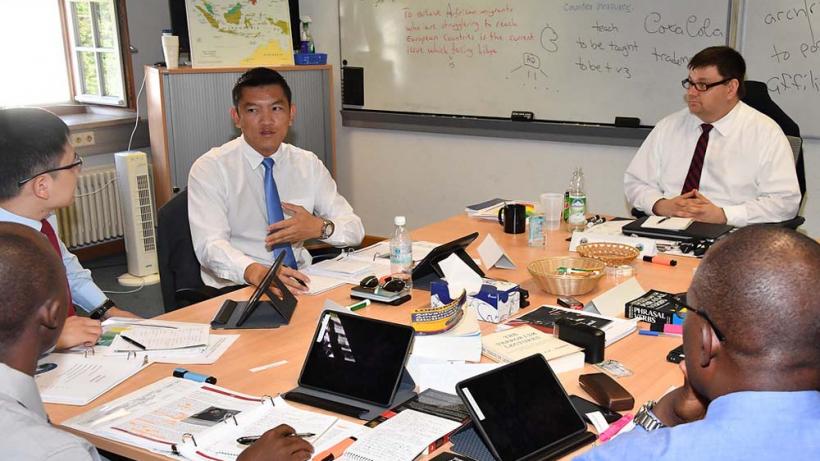 Sinkende Ausbildungszahlen könnten den Fachkräftemangel verstärken. - Bild: flickr