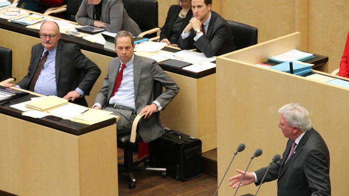 Sahen sich harter Kritik der L&auml;ndervertreter*innen ausgesetzt: Der Parlamentarische Staatssekret&auml;r im BMBF, Michael Meister und der Staatsminister f&uuml;r die Bund-L&auml;nder-Beziehungen, Hendrik Hoppenstedt (CDU). Rechts Hessens Ministerpr&auml;sident Volker Bouffier. - Bild: zwd