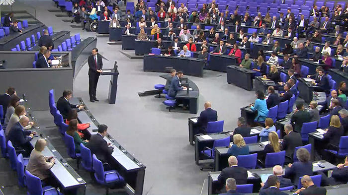 Bundestagsdebatte 07.11.2024. Livestream BTG, am Redepult: Dirk Wiese (SPD)