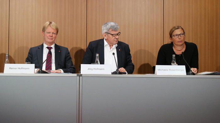 Reiner Hoffmann (DGB), J&ouml;rg Hofman (IG Metall) und Michaela Rosenberger (ngg, vl.n.r.) stellten am Mittwoch den DGB-Index "Gute Arbeit 2017" in Berlin vor. - Bild: zwd