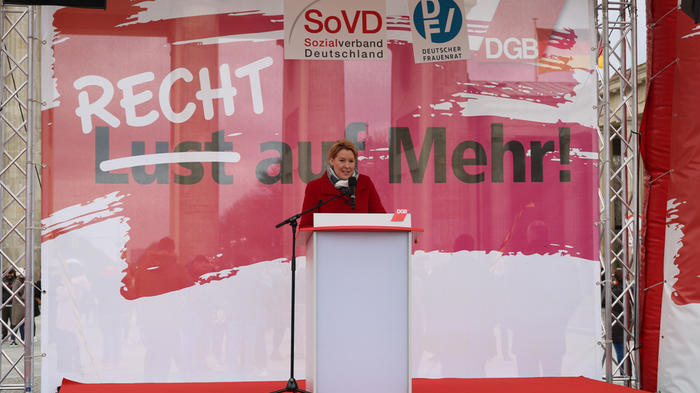 Bundesfrauenministerin Franziska Giffey (SPD) bei der Kundgebung zum Equal Pay Day am 18. M&auml;rz 2019. - Bild: zwd (Archiv)
