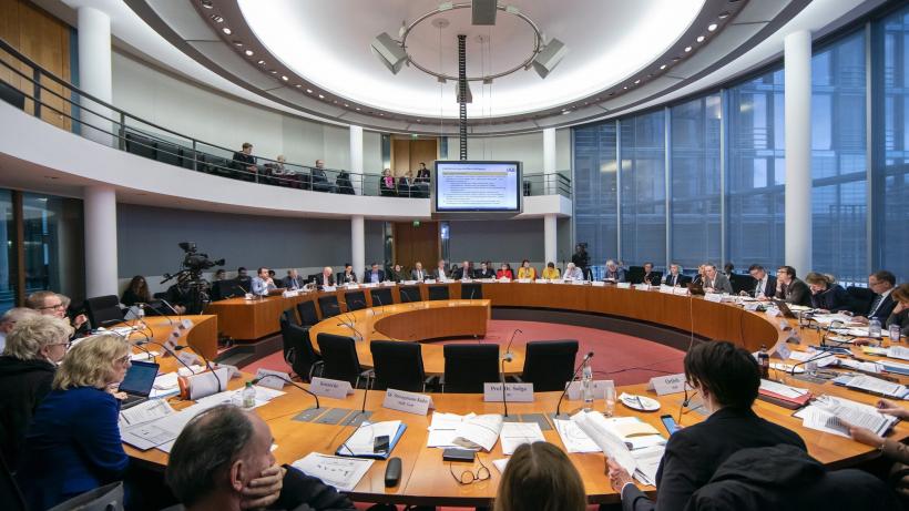 Die geladenen Expert*innen standen den Abgeordneten im Europasaal (Paul-Löbe-Haus) Rede und Antwort. - Bild: Deutscher Bundestag / Thomas Truschtel