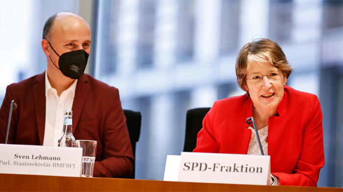 Ulrike Bahr (SPD), Vorsitzende des Bundestagsausschusses FSFJ nach ihrer Wahl mit PStS Sven Lehmann (BMFSFJ). Foto: Florian Gaertner (Photothek)