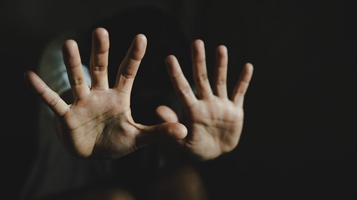 Mehr Frauen wurden 2025 als Opfer von Vergewaltigungen registriert. - Bild: Vecteezy/ Thai Noipho