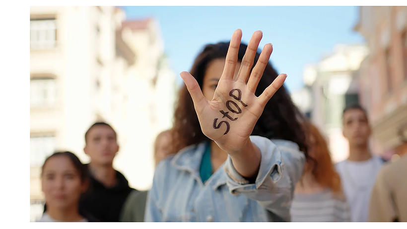 Die EU-Richtlinie bekämpft Cyber-Stalking, verbessert Opferschutz und Strafverfolgung. - Bild: Accor