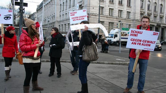 Viele Menschen zeigten Solidarit&auml;t mit Betroffenen sexualisierte Gewalt. - Bild: flickr/ Junge Generation