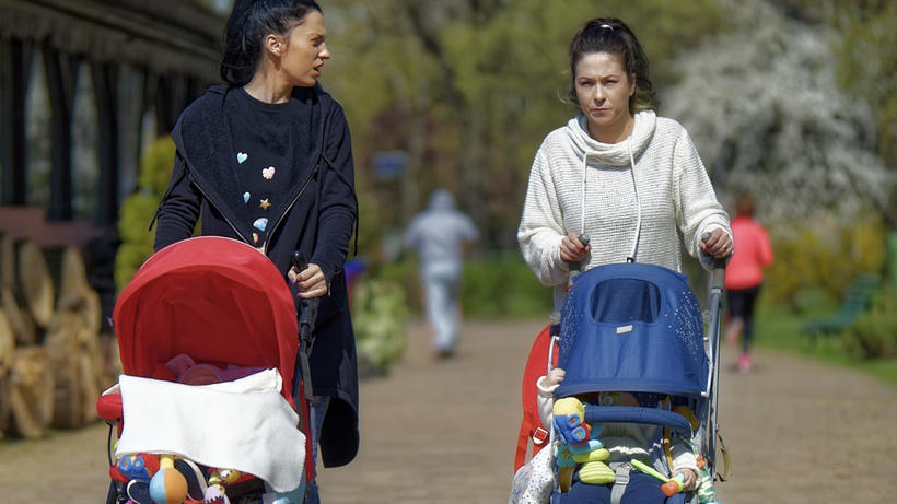 Frauen leisten einen Hauptteil der Kinderbetreuung. - Bild: Pixabay / Mircea Iancu