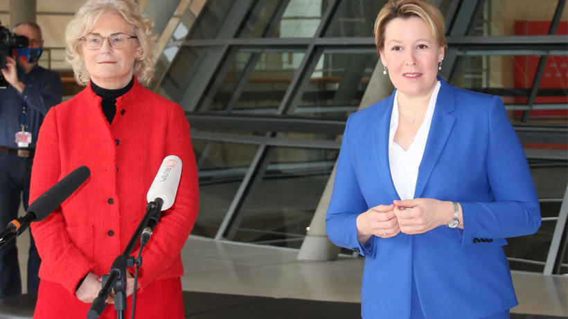 Die Ministerinnen Lambrecht und Giffey (SPD) hatten die Grundgesetzänderung auf den Weg gebracht