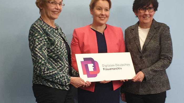 In den Mittelpunkt ihrer gleichstellungspolitischen Strategie r&uuml;ckte Bundesfrauenministerin Franziska Giffey (SPD) unter anderem die institutionelle F&ouml;rderung des Deutschen Digitalen Frauenarchiv (DDF)