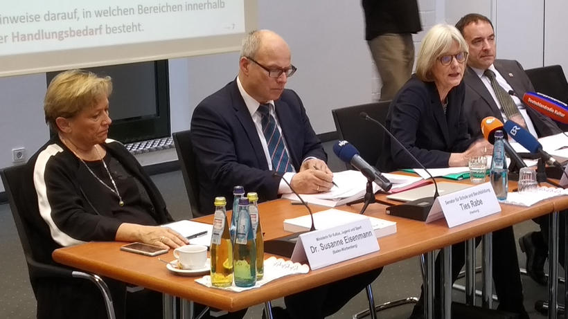 B-Länder-Koordinatorin Susanne Eisenmann, A-Länder-Koordinator Ties Rabe, Studienleiterin Prof.`in Petra Stanat und KMK-Präsident Prof. Alexander Lorz (v.l.n.r.). - Bild: zwd