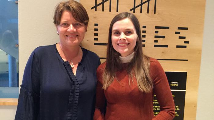 Kristin Hj&aacute;lmt&yacute;sd&oacute;ttir (Rotes Kreuz Island, links) und Katr&iacute;n Jakobsd&oacute;ttir (isl&auml;ndische Ministerpr&auml;sidentin). - Bild: zwd