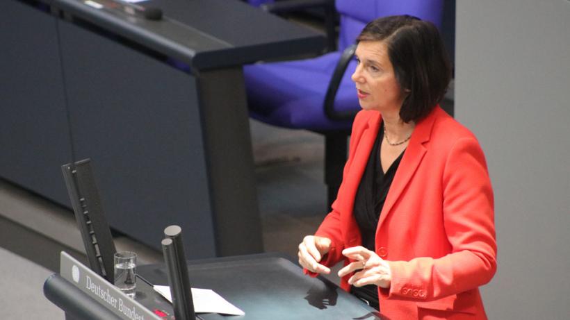 Sieht beim Gesetzentwurf der Bundesregierung Nachbesserungsbedarf: Grünen-Fraktionschefin Katrin Göring-Eckardt. Bild: zwd