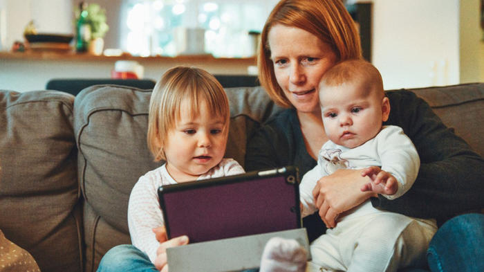 In der Krise betreuen meist wieder Frauen die Kinder. - Bild: PxHere
