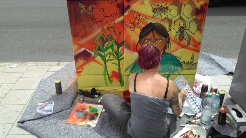 Straßenkünstlerin bei der Arbeit. - Bild: flickr/ HD Valentin 