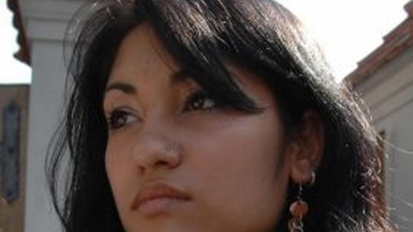 Teilnehmerin einer Anti-Ziganismus-Demonstration in Bukarest - Bild: Wikimedia.org / Gypsyking