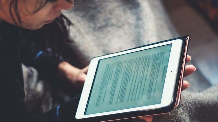 Sch&uuml;ler beim Lernen mit digitaler Technik - Bild Piqsels