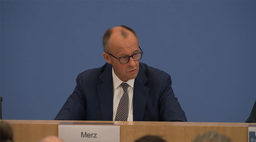 Merz meint: Alleinerziehende Mütter sollen mehr arbeiten (Bild: Livestream Bundespressekonferenz)