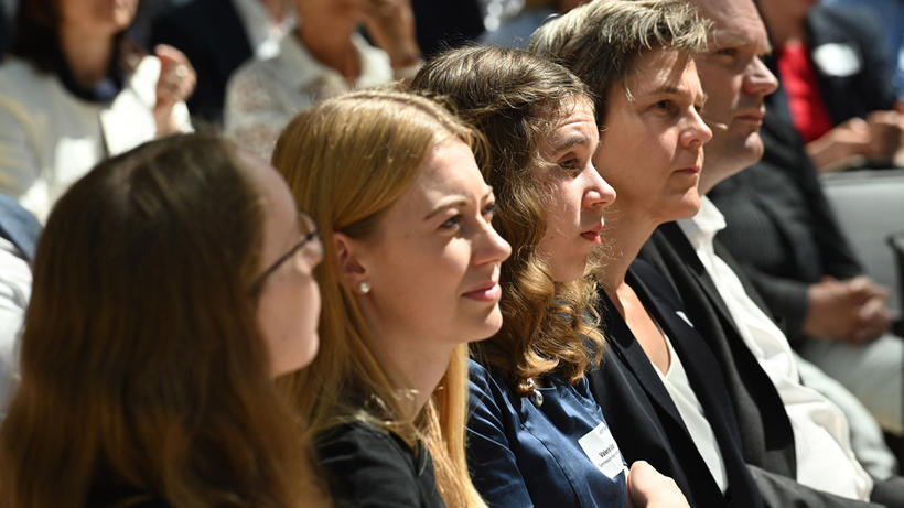 Berichteten auf dem diesjährigen Nationalen MINT-Gipfel von ihren Erfahrungen: Beate Albrecht, Auszubildende bei der Siemens AG, Vanessa Westphal, Stipendiatin der Hans-Böckler-Stiftung und Valerie Vidal, Preisträgerin von „Jugend forscht“ (v.l.n.r.). Bild: Nationales MINT Forum