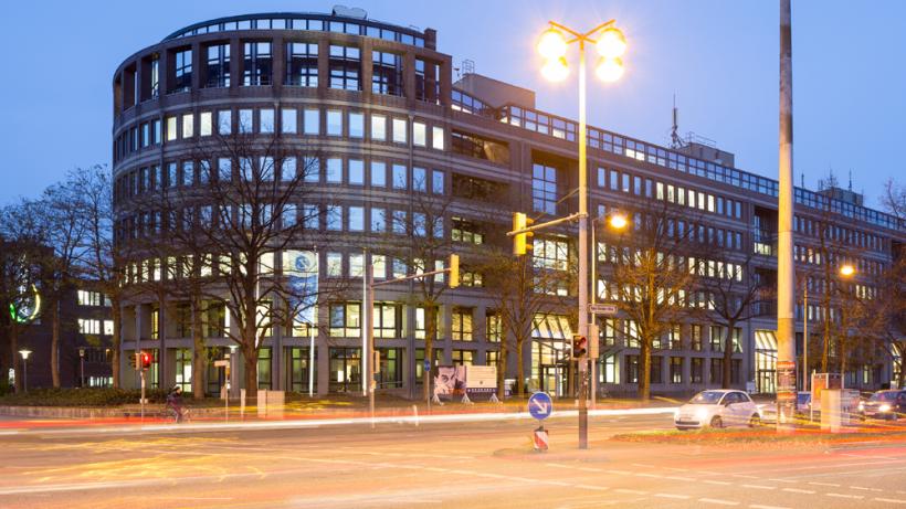 Das zukünftige Gebäude des Kultusministeriums an der Hans-Böckler-Allee in Hannover. Der Umzug soll bis 2027 abgeschlossen sein. - Bild: wikimedia.org / Christian A. Schröder