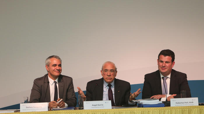 OECD-Direktor f&uuml;r Arbeit, Stefano Scarpetta, mit OECD-Generalsekret&auml;r Angel Gurr&iacute;a und Bundesarbeitsminister Hubertus Heil (v.l.) bei der Vorstellung des OECD-Berichts. - Bild: zwd