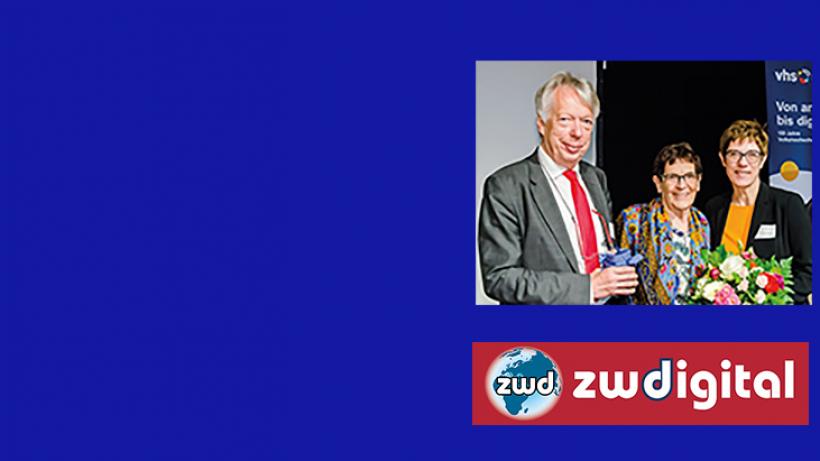 Rita Süßmuth mit DVV-Ehrervorsitzender Rossmann und DVV-Präsidentin Kramp-Karrenbauer auf der DVV-Mitgliederversammlung 2019 | Bildquelle: Homepage DVV, Fotograf Christian Mayer, Weimar