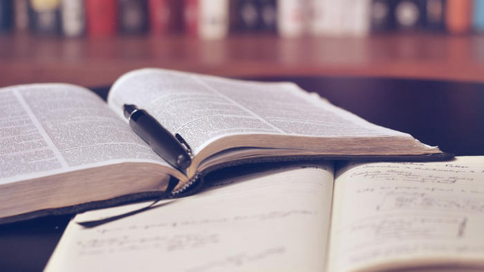 Lesen und Schreiben als Grundkompetenzen sind f&uuml;r gesellschaftliche Teilhabe wesentlich.  - Bild:  PxHere