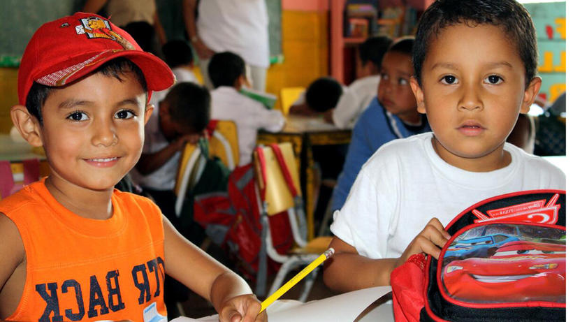 Schon am Schulbeginn sollten Kinder Basiskompoetenzen erwerben. - Bild: Pixmio/ Angela Rucker 