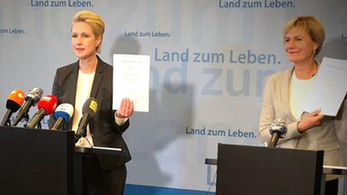 Schwesig und Oldenburg bei der Vorstellung des Koalitionsprogramms Quelle: Twitter