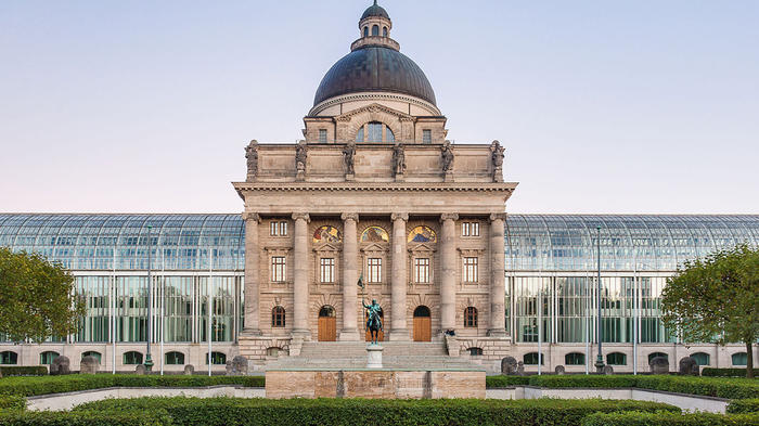 Die bayerische Staatskanzlei in M&uuml;nchen. - Bild: Julian Herzog, CC-BY 4.0