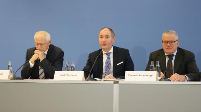 Stellten den MINT-Herbstreport 2018 vor: Michael Stahl (Gesamtmetall), Prof. Axel Pl&uuml;nnecke (IW K&ouml;ln) und Thomas Sattelberger (MINT Zukunft schaffen, v.l.n.r.). - Bild: zwd