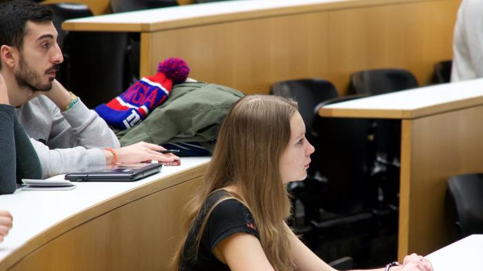 Viele Studierende sind durch die Krise in einer ungesicherten Lage.. - Bild: flickr / Universit&auml;t Salzburg