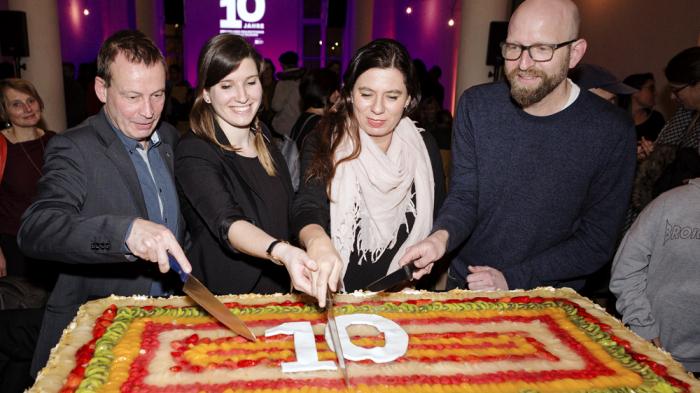 V.l.n.r.: Kulturstaatssekret&auml;r Torsten W&ouml;hlert, Sarah Schaaf vom Projektfonds Kulturelle Bildung, Bildungssenatorin Sandra Scheeres und Moritz van D&uuml;lmen von Kulturprojekte Berlin - Bild: Kulturprojekte Berlin / Gianmarco Bresadola