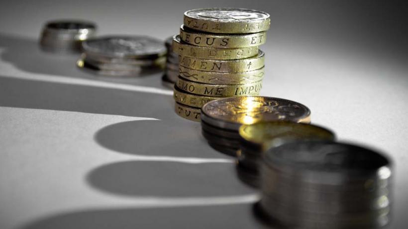 Reichtümer sind unter Frauen und Männern ungleich verteilt. - Bild: PxHere