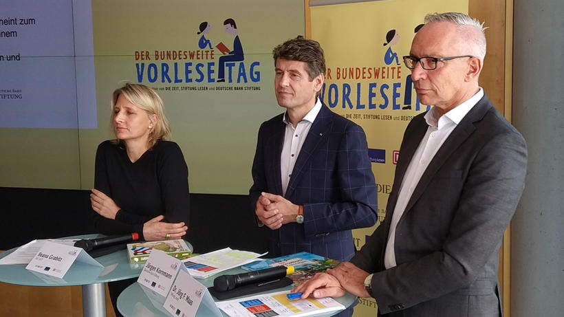 Stellten die Vorlesestudie gemeinsam mit Simone C. Ehmig von der Stiftung Lesen (nicht im Bild) im BahnTower am Potsdamer Platz vor: Ileana Grabitz (DIE ZEIT), Jürgen Kornmann (Deutsche Bahn Stiftung) und Jörg F. Maas (Stiftung Lesen, v.l.n.r.). - Bild: zwd