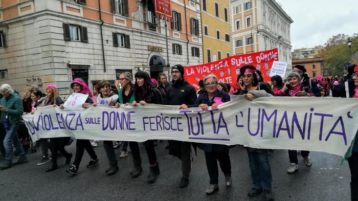 "Gewalt gegen Frauen verletzt die ganze Menschheit" - Bild: Wikimedia/ Camelia boban