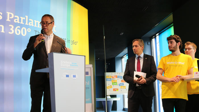 bpb-Pr&auml;sident Thomas Kr&uuml;ger und Frank Piplat, Leiter des Verbindungsb&uuml;ros des EU-Parlaments (v.l.) bei der Vorstellung des Wahl-O-Mats zur Europawahl.