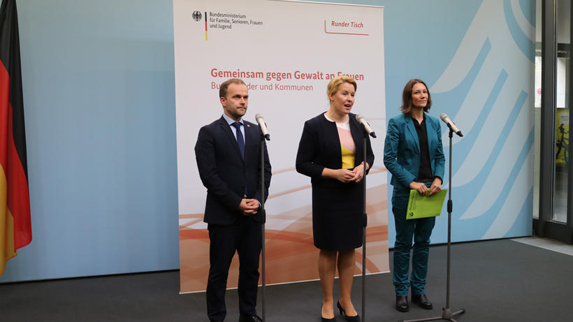 Silvio Witt, Oberbürgermeister der Stadt Neubrandenburg, Bundesfrauenministerin Franziska Giffey und Anne Spiegel, Frauenministerin in Rheinland-Pfalz (v.l.n.r.) bei der Vorstellung des Bundesinvestitionsprogramms