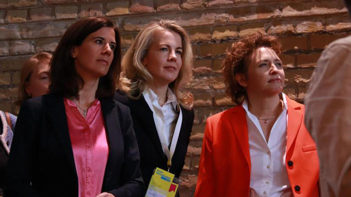 Auf dem Bundesparteitag der FDP: Katja Suding, MdB und stellvertretende Bundesvorsitzende der FDP, Linda Teutenberg, MdB und FDP-Generalsekretärin und Nicola Beer, MdB und Spitzenkandidatin der FDP für die Europawahl 2019, Bild: fdp.de