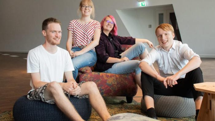 Der neue fzs-Vorstand Jacob B&uuml;hler, Amanda Steinmaus, Leonie Ackermann und Sebastian Zachrau (v.l.n.r.). - Bild: fzs.de