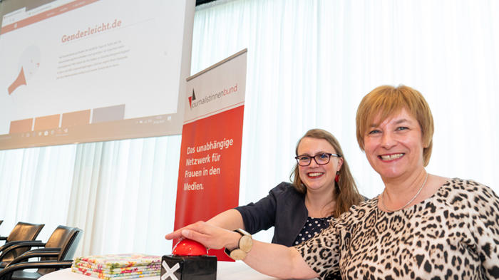 Drücken den Startknopf für Genderleicht.de: Rebecca Beerheide, zu diesem Zeitpunkt Vorsitzende des Journalistinnenbundes (links) und die Staatssekretärin im BMFSFJ, Caren Marks (SPD, rechts) am 28. Juni in Berlin. - Bild: Henning Schacht
