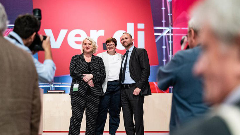 Die neu gewählte Spitze von ver.di: Andrea Kocsis, Christine Behle und Frank Werneke (v.l.n.r.). - Bild: verdi.de / Lenny Rothenberg