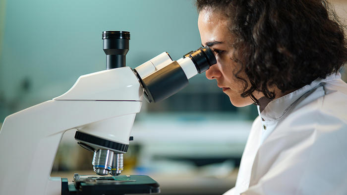 &copy; Mikhail Nilov / Pexels